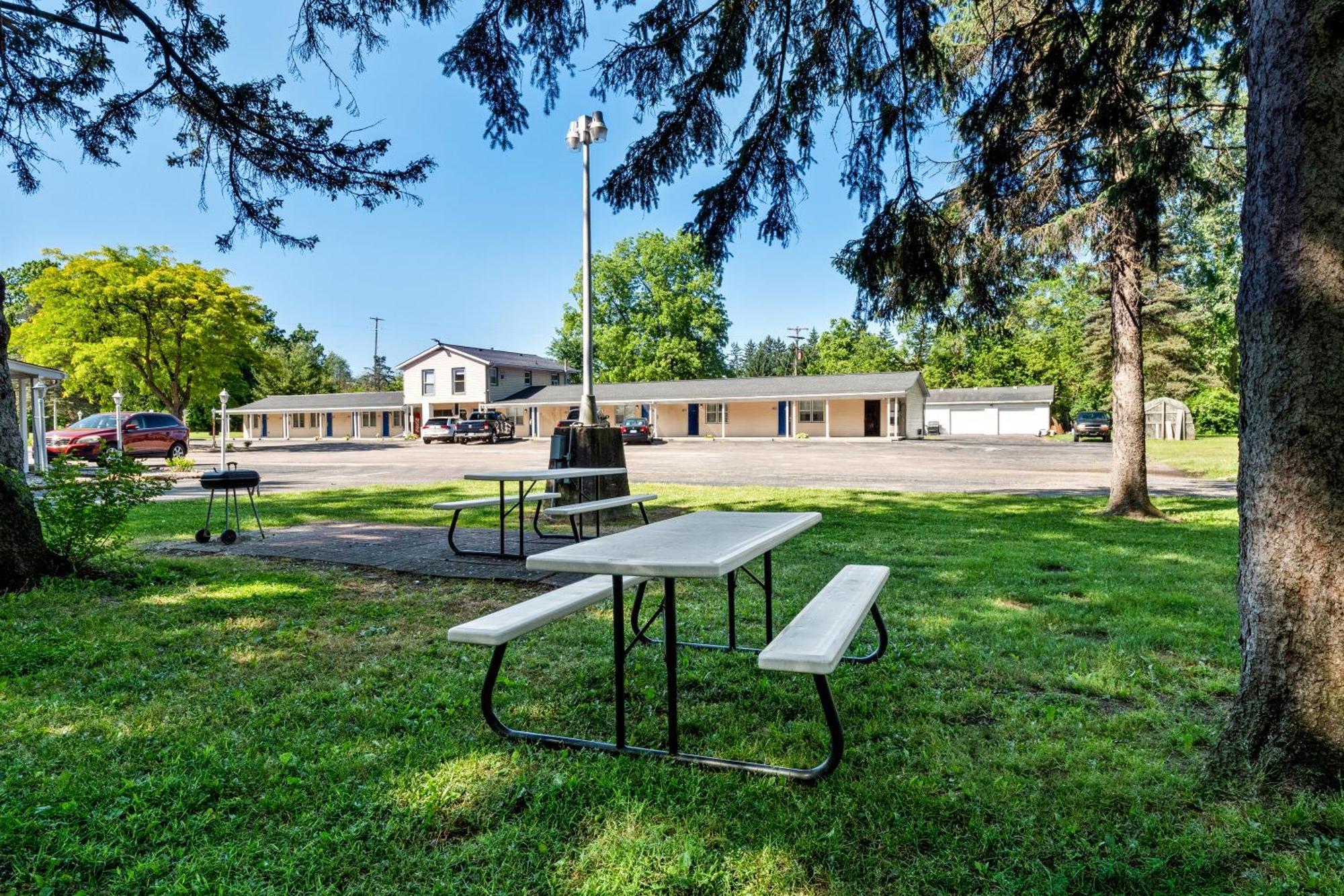 Americas Best Value Inn Jonesville/Hillsdale Exteriör bild